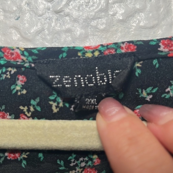 Zenobia black floral top with ruffles and V-neck size 2X - Picture 5 of 8
